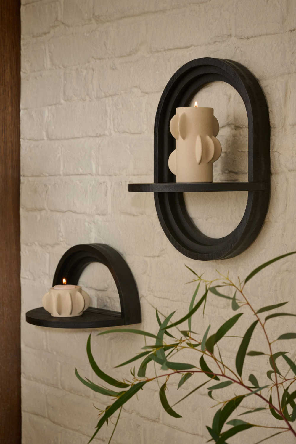 Етажерки за стена от дърво в черно за дома в индустриален стил