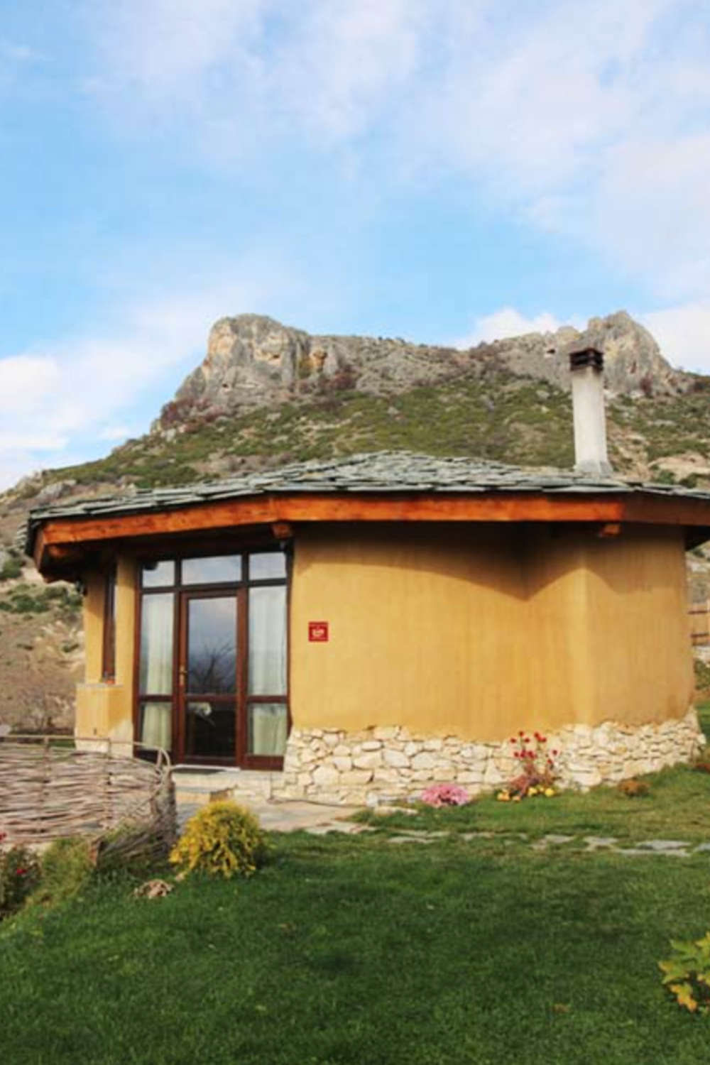 Къща от глина със зидана основа в България