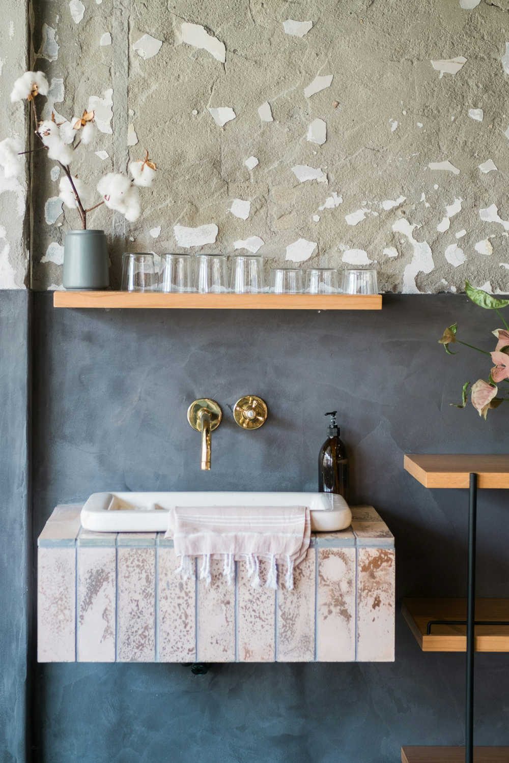 Таделакт мазилка на стена на гърба на външна мивка