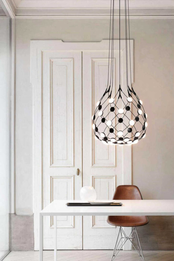 Модерен черен полилей за интериорен дизайн