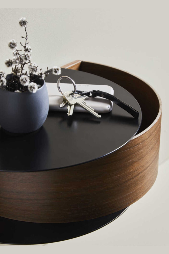 Стенно чекмедже черен минимализъм