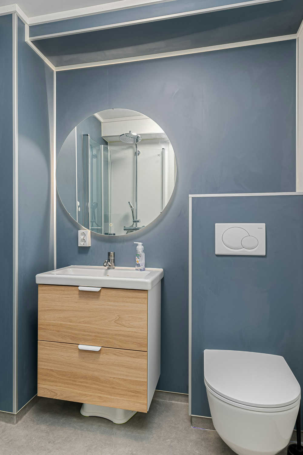 Поркиване на плочките в банята с микроцимент