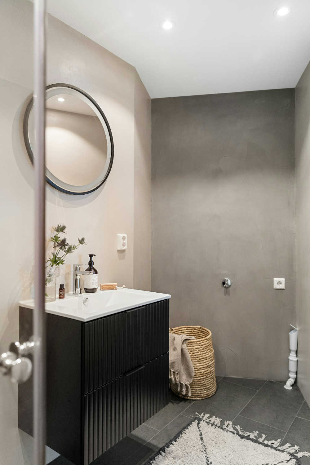 Ремонт на баня без къртене на плочки с микроцимент